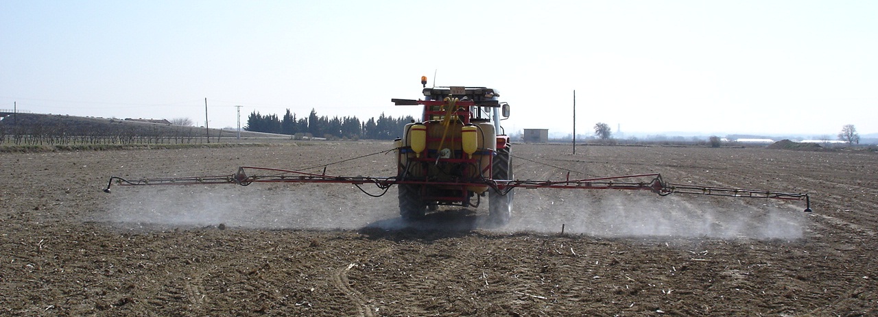 Imatge d'un tractor treballant el camp.