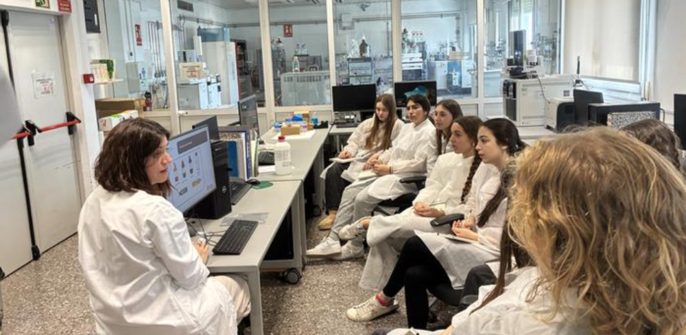 Alumnes de l'Institut de Cabrils al laboratori