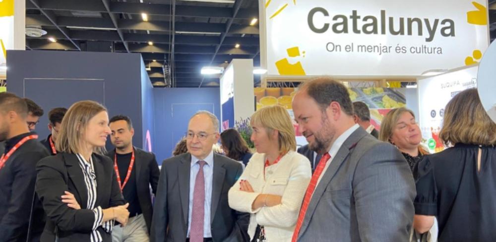 La secretària general d’Agricultura, Cristina Massot, i la directora de Prodeca, Dèlia Perpiñà, durant la visita a l’Espai Catalunya a la fira ANUGA 2025
