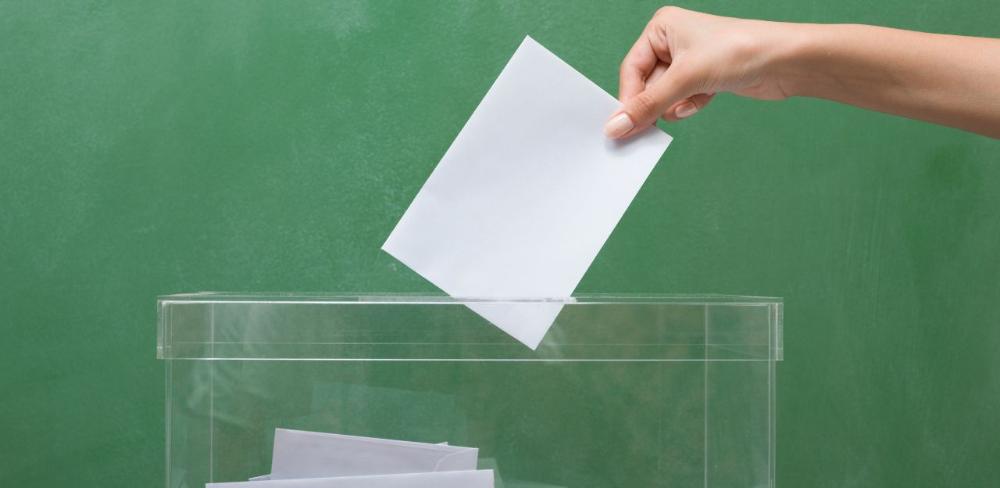 Es pot votar presencialment a les meses electorals habilitades al municipi o per correu