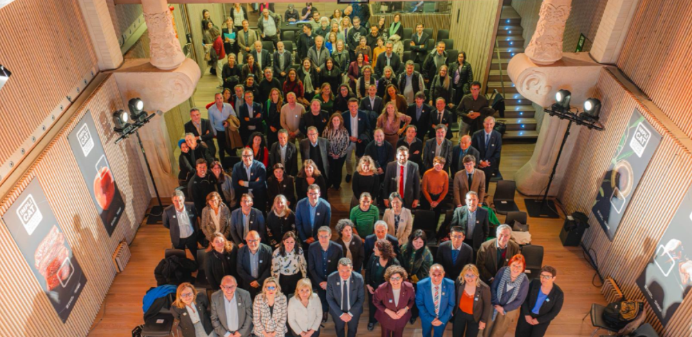 Implicat compta amb la implicació de l’administració, productors, indústria, distribució i consumidors.