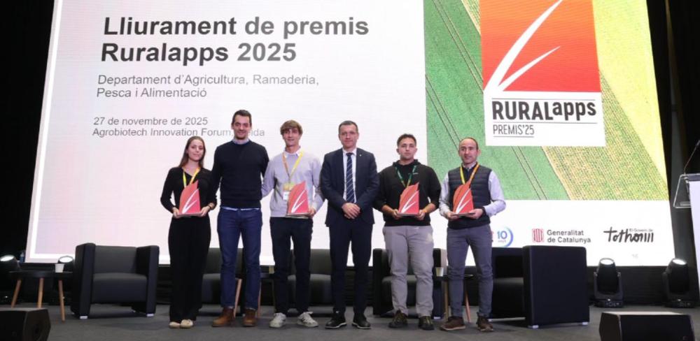 El conseller d'Agricultura amb els guanyadors dels premis Ruralapps 2025