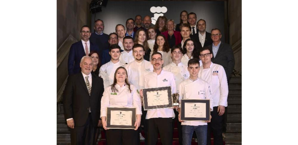 Els concursants i organitzadors del concurs amb els guanyadors